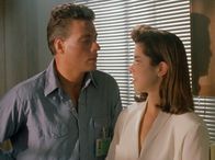 Mit stählerner Faust – Louis (Jean-Claude Van Damme) und Amanda Beckett (Cynthia Gibb) kommen sich während ihrer Zusammenarbeit immer näher.