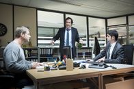 Der letzte Bulle – Ferchert (Helmfried von Lüttichau, M.) will seine Scheidung feiern. Doch das kommt bei Mick (Henning Baum, l.) und Andreas (Maximilian Grill, r.) nicht besonders gut an ...