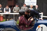 Father Brown – Walter MacMurray (Oliver Mellor) wünscht Audrey (Tracey Ann Oberman) viel Glück für ihr Rennen. Doch wenig später stirbt Audrey bei einem Unfall.