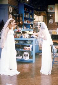 Friends – Weil Phoebe (Lisa Kudrow, l.) und Monica (Courteney Cox, r.) von Emily im Brautkleid so begeistert sind, laufen auch sie nur noch in weißen Brautkleidern herum ...