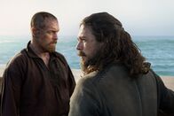 Black Sails – Während Flint (Toby Stephens, l.) eine letzte Anstrengung unternimmt, um England zu besiegen, ergibt sich Silver (Luke Arnold, r.) seinem Schicksal ...