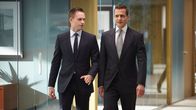 Suits – Mike (Patrick J. Adams, l.) und Harvey (Gabriel Macht, r.) ziehen an einem Strang – nicht nur im Fall, sondern auch gegen ihre eigene Kanzlei. Die Trennung von Darby ist beschlossene Sache, doch das eigentliche Spiel beginnt erst jetzt.