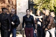 Der Geschmack von Rost und Knochen – Stéphanie (Marion Cotillard, M) nimmt die Wetteinsätze für den illegalen Faustkampf von Ali in Empfang.