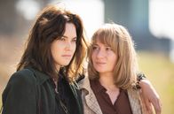 Zweiter und letzter Teil: Alice – Alice (Nina Gummich) mit ihrer Lebensgefährtin Ursula (Katia Fellin).
