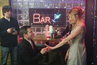 Scrubs - Die Anfänger – Elliot (Sarah Chalke, r.) bittet Keith (Travis Schuldt, l.), noch mal um ihre Hand anzuhalten, damit alles genau so läuft, wie sie es sich erträumt hat ...