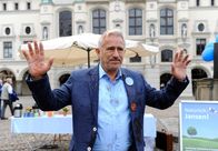 Rote Rosen – ARD ROTE ROSEN FOLGE 1846 Uhr im ERSTEN. Thomas (Gerry Hungbauer) sieht sich einer Horde wütender Demonstranten gegenüber.