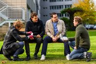 Bettys Diagnose – Lukas Hilpert (Niklas Löffler, l.), Mirko Koopmann (Tobias van Dieken, 2.v.l.), Dr. Tom Koopmann (Tobias Licht, 2.v.r.) und Ron Berger (Moritz von Zeddelmann, r.).