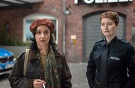 Großstadtrevier – Nina Sieveking (Wanda Perdelwitz, r.) ist überzeugt, dass Marion Söndermann lügt. Auch deren gute Freundin Ina Brückner (Meriam Abbas, l.) kennt nicht die ganze Wahrheit.