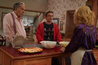 The Goldbergs – (v.li.) George Segal (Pops), Sean Giambrone (Adam Goldberg), Wendi McLendon-Covey (Beverly Goldberg).