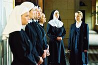 Edel & Starck – Nach dem Bekanntwerden von Klaras (Julia Brendler, r.) Schwangerschaft, fordern die Frau Oberin und die anderen Klosterschwestern ihre Mitschwester auf, das Kloster zu verlassen.
