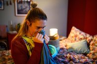 Bettys Diagnose – Betty (Henrike Hahn) riecht an einem Kleidungsstück von Dr. Walden, der die Nacht bei ihr verbracht hat.