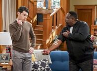 The Neighborhood – Dave Johnson (Max Greenfield, l.); Calvin Butler (Cedric the Entertainer, r.)