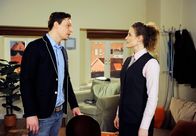 Rote Rosen – ARD ROTE ROSEN FOLGE 1513 Uhr im ERSTEN. Frederic (Nico Zitek, l.), Naomis (Barbara Lanz, r.) frühere große Liebe, akzeptiert schweren Herzens, dass sie keine neue Zukunft haben.