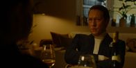 Exit – Adam (Simon J. Berger) ist bei Hermine zum Abendessen eingeladen. Er ist bereit, sie in Ruhe zu lassen, wenn sie ihm im Gegenzug hilft.