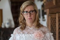 Velvet – Die unglückliche Braut Rita (Cecilia Freire) fürchtet, im abgetragenen Brautkleid ihrer Mutter vor den Altar treten zu müssen.