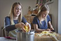 Zu Tisch ... – Pauline (links) und Philippa Granlund helfen beim Kochen der Kajpsuppe.