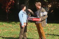 The Middle – Ist Axl (Charlie McDermott, l.) wirklich der richtige, wenn es darum geht, das Sue Tipps braucht, wie sie am besten mit Jeremy (Will Green, r.) Schluss macht?