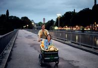 Eine Liebe später – Gegensätze ziehen sich an: Julika (Lucie Heinze) und Konstantin (Golo Euler).