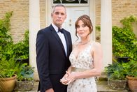 Agatha Raisin – Jeremy Laggat-Brown (Steve John Shepherd) und Tiggy Laggat-Brown (Anna Wilson-Jones) gehört das Anwesen mit Reiterhof, auf dem die Verlobungsparty ihrer Tochter Cassandra stattfindet.