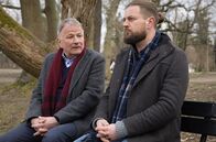 In aller Freundschaft – Jakob Heilmann (Karsten Kühn, re.) braucht ein neues Herz, doch er verliert die Kraft zu kämpfen. Er kann einfach nicht mehr. Sein Vater Dr. Roland Heilmann (Thomas Rühmann, li.) erinnert ihn aus eigener Erfahrung daran, dass er nicht nur für sich kämpft, sondern für alle, die ihn brauchen. Nach dem Tod von Rolands Frau und Jakobs Mutter Pia, war es Jakob, der Roland mit diesen Worten wieder ins Leben zurückgebracht hat.