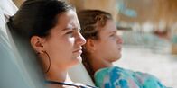 Sunburned – Anfangs klammert sich Claire (Zita Gaier, r) an ihre Schwester Zoe (Nicolais Borger)
