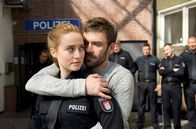Großstadtrevier – Nina Sieveking (Wanda Perdelwitz, l.) hat sich in Diego (Daniel Wiemer, r.), den Kampfsporttrainer der Polizei verliebt.