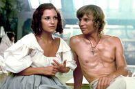 Die vier Musketiere - Die Rache der Mylady – Magd Kitty (Nicole Calfan) mit Musketier und Frauenheld D’Artagnan (Michael York)