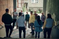 Polizeiruf 110 – Lehrer Krein (Sascha Nathan) wird von einem wütenden Mob gestellt.