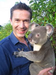 Steffens entdeckt – Dirk Steffens mit einem kranken Koalabären im Wildlife Hospital. Obwohl sie eine Ikone des Landes sind, haben sie in Australien keine Lobby.
