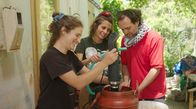 mareTV: Kreta - Insel mit Größe – Auf einem Bauernhof bei Chania experimentieren Christina Lantzaki (mi.) und ihr Freund Nikos Gryspolakis (re.) mit Fischabfällen. Durch Zerkleinern und Fermentation entsteht daraus Fischöl, welches sie als wertvollen Pflanzendünger einsetzen und verkaufen.