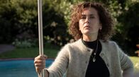 Tatort – Sophia Haiden (Marie-Lou Sellem) bringt so schnell nichts aus der Ruhe. Dass ihr Mann Jo spurlos verschwunden ist und vielleicht sogar ermordet wurde, besorgt sie nicht: Dass er wirklich tot ist, glaube sie erst, wenn sie es sehe, erklärt sie den Kommissaren Herzog und Faber.