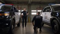 The Rookie – Officer Lucy Chen (Melissa O'Neil) und Officer Tim Bradford (Eric Winter) suchen gemeinsam in der Garage der Polizeistation nach einem verloren gegangenen Kind.