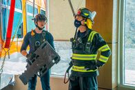 9-1-1 Notruf L.A. – Evan "Buck" Buckley (Oliver Stark, l.); Bobby Nash (Peter Krause. r.)