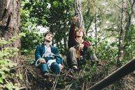 Swiss Army Man – rbb Fernsehen SWISS ARMY MAN, Spielfilm USA 2016 Uhr. Für Hank (Paul Dano, li.) und Manny (Daniel Radcliffe) ist Hanks Mobiltelefon in der Wildnis keine große Hilfe. (Lizenzzeit bis 14.11.2028)