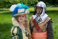 Agatha Raisin – Agatha Raisin (Ashley Jensen) und James Lacey (Jamie Glover) betrachten die Auff¸hrung der "Gekreuzten Schwerter" von der Schlacht von Titleyís Knob.