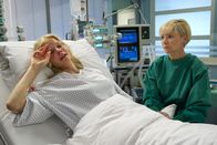 In aller Freundschaft – MDR Fernsehen IN ALLER FREUNDSCHAFT - FOLGE 623, "Über die Grenzen" Uhr. Aufgrund der nun vorliegenden Befunde, besteht der Verdacht, Monika Backhaus (Sinja Dieks, li.) könne an Leukämie erkrankt sein. Ihre Mutter ist an dieser Krankheit vor einigen Jahren verstoben. Nun hat Monika große Angst um ihren kleinen Bruder Anton, den sie nach dem Tod von Vater und Mutter allein großzieht. Dr. Kathrin Globisch (Andrea Kathrin Loewig, re.) muss der jungen Frau versprechen, Anton vorerst nichts von dem Verdacht zu erzählen.