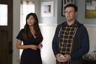 Single Parents – Dr. Monica Dewan (Hannah Simone, l.); Will Cooper (Taran Killam, r.)