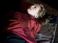 Mankells Wallander – Die Amerikanerin Sarah Lyell (Maria Tornberg) wird tot aus dem Meer gefischt.