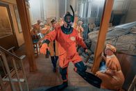 Papa Moll – Die Molls: Stefan Kurt als Papa Moll mit seinen Kindern (v.l.n.r.): Macwell Mare als Fritz, Luna Paiano aols Evi und Yven Hess als Willy