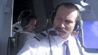 Mayday - Alarm im Cockpit – Als die Piloten ein merkwürdiges Beben im Cockpit und auf der rechten Seite des Flugzeugs bemerken, versucht der Kopilot durch das Fenster einen Blick auf das Triebwerk zu erhaschen. (Reenactment)