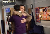 The Goldbergs – v.li.: Geoff Schwartz (Sam Lerner), Barry Goldberg (Troy Gentile)