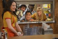 2 Broke Girls – Nicht nur Max (Kat Dennings, l.) ist daran interessiert wie Deke wohnt, auch Caroline (Beth Behrs, r.), Oleg (Jonathan Kite, 2.v.l.), Han (Matthew Moy, 3.v.l.) und Earl (Garrett Morris, 2.v.r.) können ihre Neugierde kaum zügeln ...
