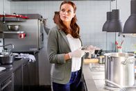 Die Rosenheim-Cops – Pathologin Mai (Sina Wilke) untersucht neben den Spuren am Tatort auch die dort zubereiteten Speisen.
