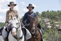 Feinde - Hostiles – Die traumatisierte Rosalee (Rosamund Pike) ist für Captain Blocker (Christian Bale) eine Herausforderung.