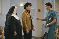 Two and a Half Men – Nach einem Herzinfarkt wurde Walden ins Krankenhaus eingeliefert. Alan (Jon Cryer, M.) und Berta (Conchata Ferrell, l.) erkundigen sich bei Dr. Prajneep (Kris Iver, r.) nach dessen Zustand ...