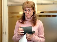 Verliebt in Berlin – Lisa (Alexandra Neldel) begutachtet beeindruckt Davids Dankeschön - einen silbernen Kugelschreiber mit Firmenaufdruck. (Dieses Foto von Alexandra Neldel darf nur in Zusammenhang mit der Berichterstattung über die Serie "Verliebt in Berlin" veröffentlicht und verbreitet werden.)