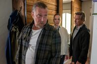 Blutige Anfänger – Charlotte (Cheyenne Pahde) und Torsten Kaiser (René Steinke) müssen Gerd Witte (Matthias Komm, l.) die Nachricht überbringen, dass sein Sohn tot aufgefunden wurde.