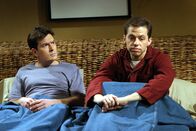 Two and a Half Men – Zu Charlies (Charlie Sheen, l.) Entsetzen entwickelt sich zwischen Frankie und Alan (Jon Cryer, r.) eine Romanze ...
