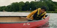 Silverpoint – Glen (Krish Misra) sucht im See nach dem Mädchen, das ihn irgendwie verzaubert hat.