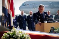 High-Flyers – Als Kommandeur der Luftstreitkräfte ergreift Roderick Walema (Gijs Scholten van Aschat, 3.v.r.) bei der Beerdigung des verunglückten Kameraden das Wort. Er ist zutiefst vom Tod des jungen Soldaten betroffen.